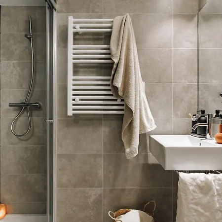 Armilla - 2 Bedrooms In Eixample Esquerra شقة